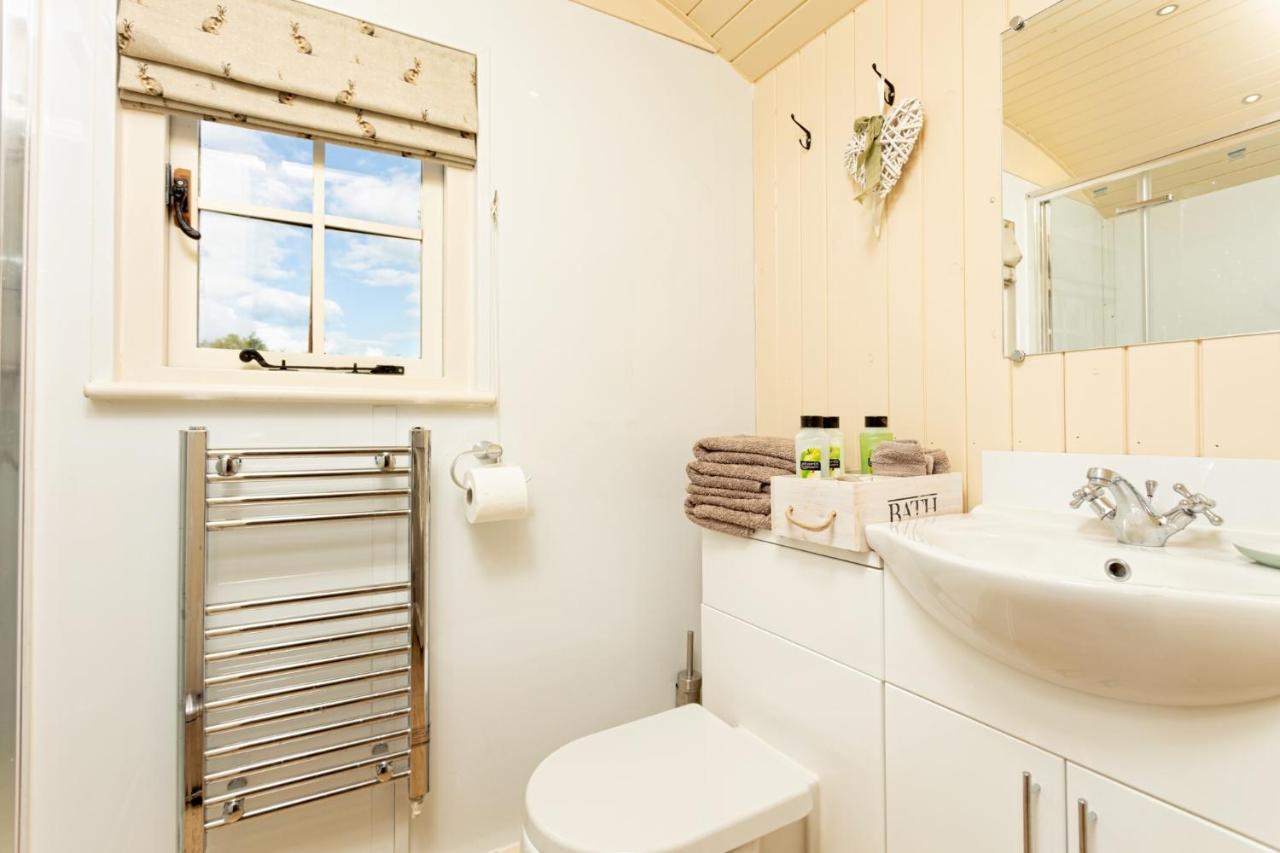 Romantic Secluded Shepherd Hut Hares Rest Southwick  Exterior foto