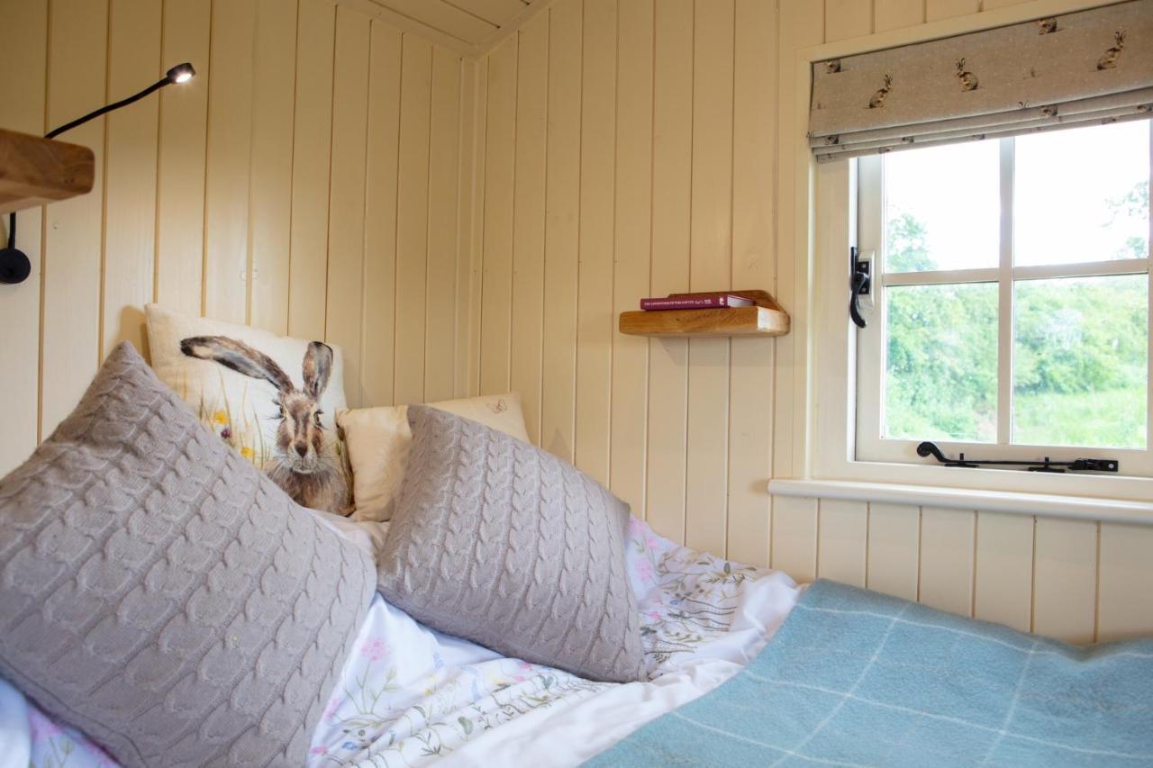 Romantic Secluded Shepherd Hut Hares Rest Southwick  Exterior foto