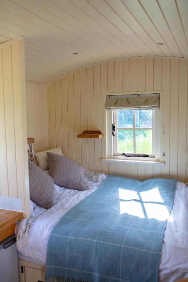 Romantic Secluded Shepherd Hut Hares Rest Southwick  Exterior foto