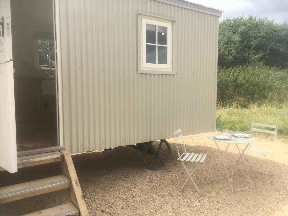 Romantic Secluded Shepherd Hut Hares Rest Southwick  Exterior foto