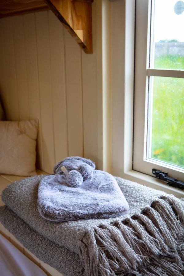 Romantic Secluded Shepherd Hut Hares Rest Southwick  Exterior foto